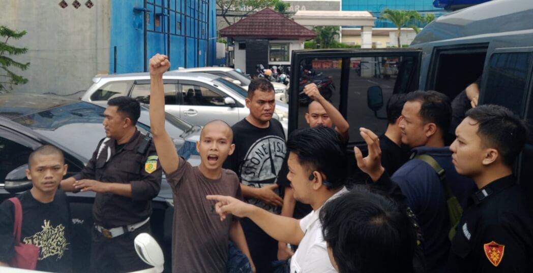 Mahasiswa dan Keluarga Kawal Pelimpahan Berkas Tahanan Politik ke Kejari Serang