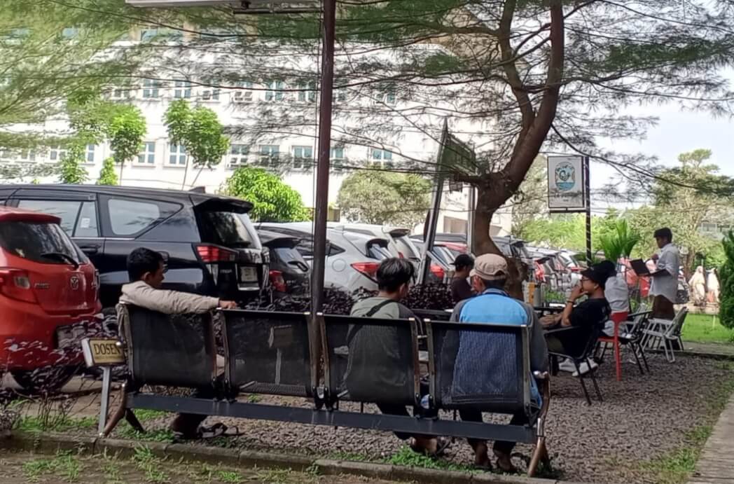 Perjuangan Orang Tua Menanti Anaknya UTBK 2026 di Untirta