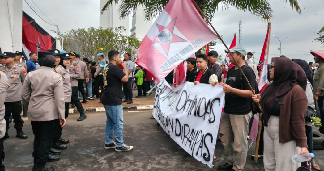 Mahasiswa Kembali Geruduk Kantor Gubernur Banten, Soroti Krisis Pendidikan